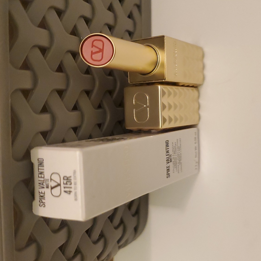 VALENTINO SPIKE VALENTINO BUTTERY MATTE LIP COLOUR 415R BORN TO BE EXTRA. BNIB - Picture 3 of 6